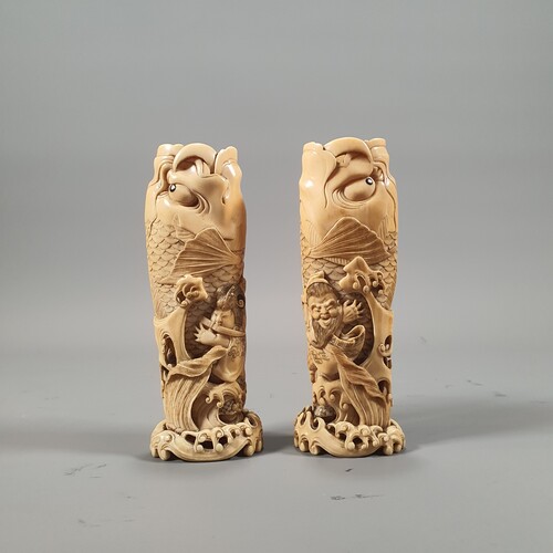 a pair of small Japanese carved ivory vase 19th century