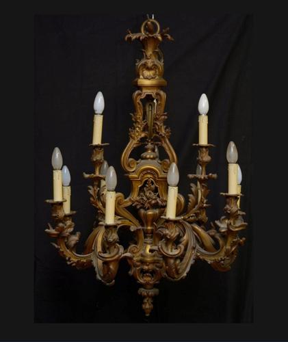 Lustre Français de style Louis XV en bronze doré à douze bras de lumière sur trois niveaux.  Epoque Nap III.  H.:+/-103cm.