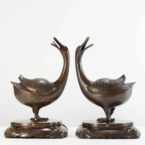 Pair of Japanese bronze incense burners in the shape of goose with gold and silver incrustation. Meiji period . . Height 31cm, width 20cm, depth 17cm .