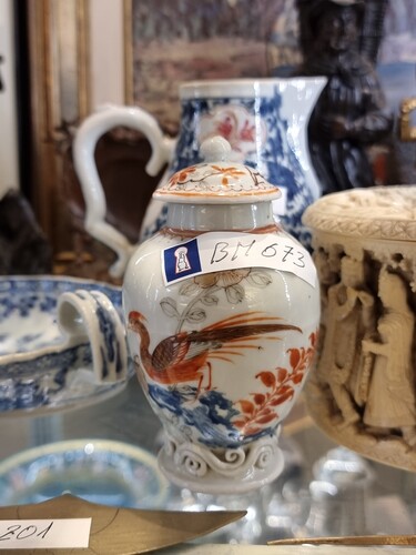 small 18th C. chinese porcelain pot