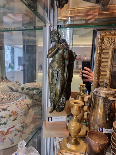 une sculpture en bronze de femme aux trompettes sur socle onyx XIXeme